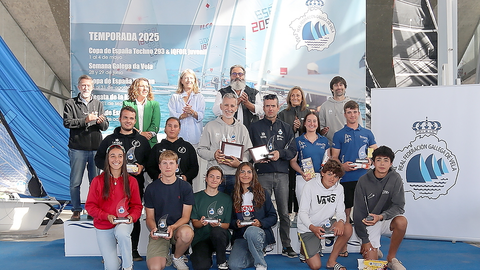 Los campeones de las distintas categorías de la Copa de España de Vaurien posan con sus trofeos tras una disputada competición en la ría de Arousa.