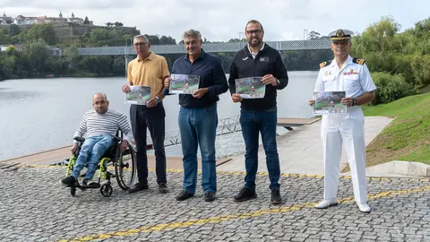 Representantes de las federaciones española y gallega de motonáutica, el Club Náutico San Telmo y el Ayuntamiento de Tui, entidades organizadoras del evento, durante la presentación del Campeonato de España de Radiocontrol Térmico.