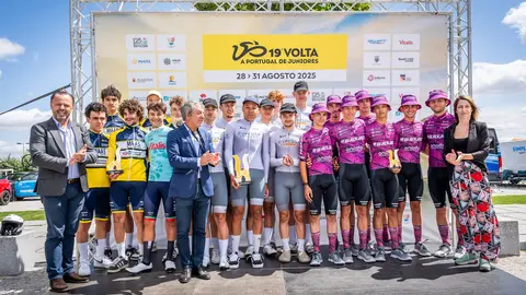 El equipo Picusa Academy celebra su victoria en la clasificación por equipos de la Volta a Portugal Júnior.