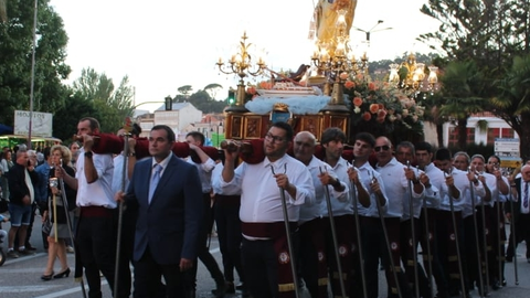 Con las raíces ancladas en el mar, Cangas celebra con fervor su devoción a la Virgen del Carmen, en una procesión que une a marineros y vecinos.