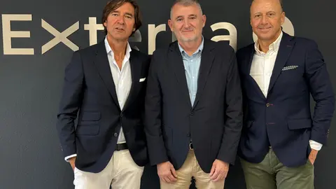 La apertura oficial de la nueva delegación de Externa en Zaragoza. En la imagen, el director para Aragón, Fernando J. Duce, junto a su equipo de coordinación, que estará al frente de este hito de expansión de la empresa en un punto estratégico nacional.