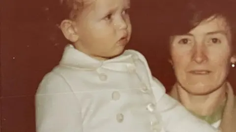 Pepi con San, su niño preferido.