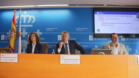 El conselleiro de Sanidade, Antonio Gómez Caamaño, junto con la directora general de Salud Pública, Carmen Durán, y el investigador Federico Martinón, presentó los resultados del ensayo clínico.