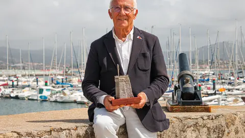 Con el Trofeo Príncipe de Asturias en la mano, José Luis Álvarez, presidente del Monte Real Club de Yates, celebra el 40º aniversario de una regata que ha marcado su vida y la de miles de aficionados.