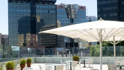 La imponente fachada del histórico Dom Pedro Lisboa, ahora parte de Radisson Individuals, se alza en el exclusivo barrio de Amoreiras, ofreciendo vistas privilegiadas de la ciudad y el río Tajo.