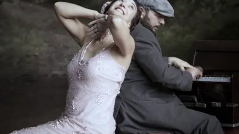 El dúo 2naFronteira, con la voz de Carmen Penim y el piano de Maurizio Polsinelli, crea una atmósfera mágica a la luz de las velas, llevando al público de Tui en un viaje musical a través de la cultura sefardí.