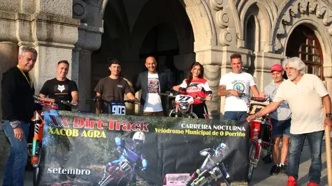 El alcalde Alejandro Lorenzo y el concejal de Deportes, Abel Estévez, junto a miembros del Moto Club Papaya y pilotos, durante la presentación del XX Dirt-Track Xacob Agra.