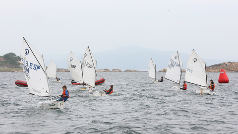 La Regata GADIS llena de velas Ribeira en una brillante primera jornada.