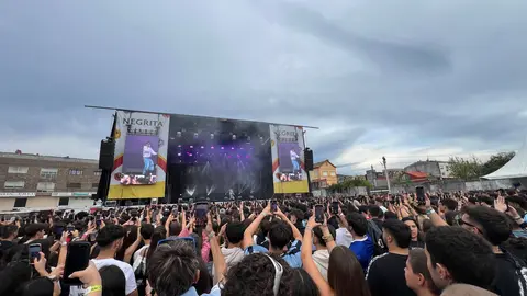 Miles de personas llenan el aparcamiento de la calle Progreso en O Porriño para la única parada gallega del Negrita Music Festival