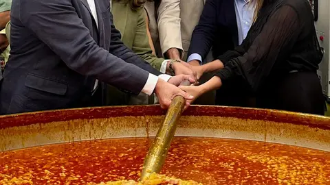 El director de Turismo de Galicia, Xosé Merelles, la delegada de la Xunta en Vigo, Ana Ortiz, y el humorista David Amor, la alcaldesa de Salceda junto a otras autoridades, participaron en la 31ª Fiesta de los Callos de Salceda de Caselas, una celebración que combina gastronomía y cultura para impulsar el turismo local.