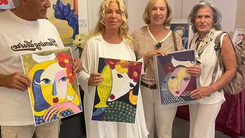 La pintora Carmen Touza con coleccionistas de sus obras en el 'Palacio Azul' de Braga.