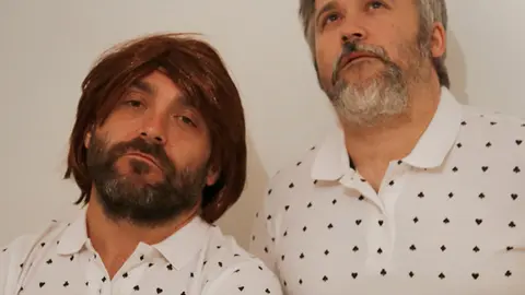 ¡Risueños y no tan "tristes"! El dúo cómico de Federico Pérez y Marcos Pereiro amenizó la tarde con su show en la Praza do Arquitecto Antonio Palacios.