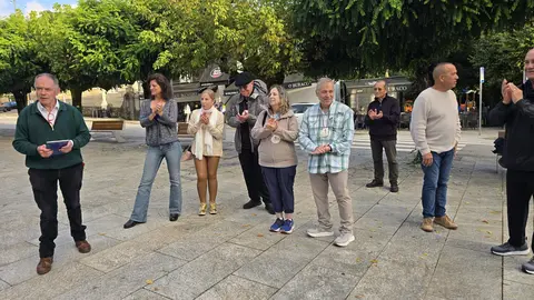 El grupo de cubanos en el cruceiro de Covelo.