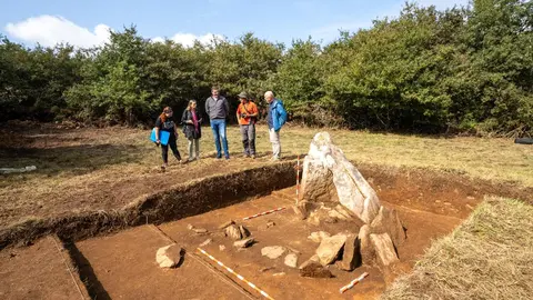 Arqueólogos trabajan en las Mámoas de las Xunqueiras, un yacimiento megalítico en el campus de la Universidad de Vigo, en un proyecto de la Xunta de Galicia para investigar y poner en valor el patrimonio cultural de la región.