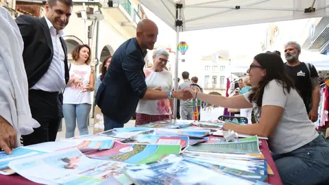 El alcalde, Alejandro Lorenzo, visita uno de los puestos.