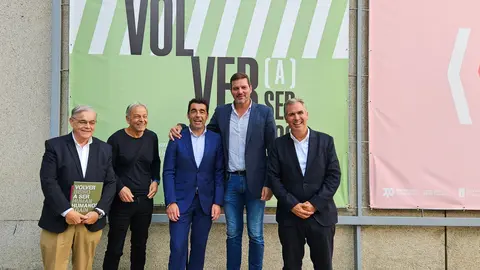 De Izquierda a derecha: Alberto Barciela, el comisario de la Bienal, Antón Castro,  el presidente de la Diputación de Pontevedra, Luis López Diéguez, el conselleiro de Cultura de la Xunta de Galicia, José López Campos, y al vicepresidente del organismo provincial , Rafael Domínguez.