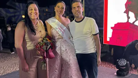 Matilde Ribeiro, Rainha das Vindimas de Arcos de Valdevez, ladeada pela sua comitiva.