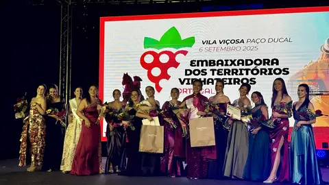 Matilde Ribeiro e a sua comitiva celebram o título de "Simpatia" conquistado na eleição da Embaixadora dos Territórios Vinhateiros de Portugal.