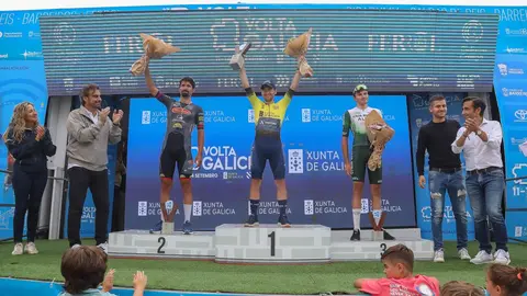 El podio final de la XXIII Vuelta a Galicia. El campeón Maksym Bilyi (Cortizo) viste el maillot amarillo, acompañado por los ciclistas que completaron la clasificación general.