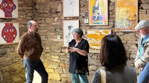 Xosé Merelles, director de Turismo de Galicia, durante su visita a la exposición "VigoMuras Serigrafía Galega 1971" en A Aldea das Aguias.
