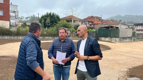El alcalde de O Porriño, acompañado de técnicos municipales, supervisa los trabajos en el parque para animales de la Avenida de Galicia.
