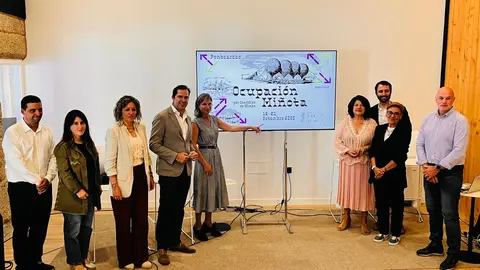 Representantes de las Comédias do Minho, la Xunta de Galicia, la Diputación de Pontevedra, el Centro Dramático Galego y el Ayuntamiento de Ponteareas durante la presentación del proyecto "Ocupação Minhota".