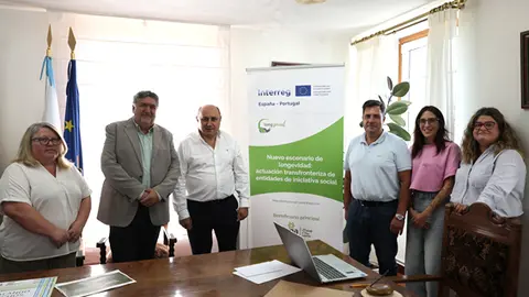 . Reunión de los equipos de trabajo del ayuntamiento de Arbo, la Santa Casa da Misericórdia de Melgaço y Afaga Alzheimer, en Arbo.