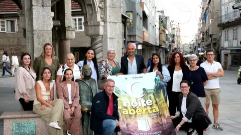 El alcalde de O Porriño, Alejandro Lorenzo, junto a los comerciantes locales, presenta la primera edición de la "Noite Aberta", una iniciativa para impulsar el comercio y la vida cultural de la villa el próximo 19 de septiembre.
