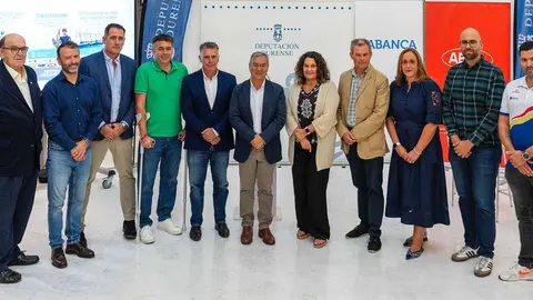 Representantes de clubes y federaciones, así como de la Xunta, Abanca y Abril en el acto presidido por Luis Menor . ALBRETE PAZ.