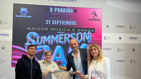 O Alcalde do Porriño, Alejandro Lorenzo, cos representantes da organización Maison Música e Danza durante a presentación da SummerSon Jam 2025 no Concello.