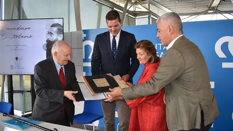 O conselleiro de Cultura, José López Campos, e a doadora, Emilia García Paadín, xunto ao profesor Xesús Alonso Montero e outras autoridades, durante o acto de cesión do "Derradeiro Epistolario" de Curros Enríquez no Edificio Fontán.