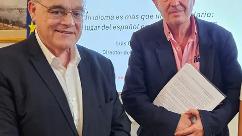 Luís García Montero (dcha.) con Alberto Barciela.