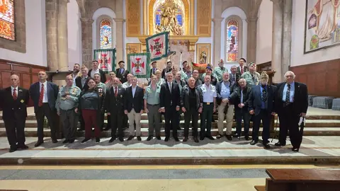 Legionarios e invitados posan tras terminar la ceremonia religiosa. R. LEDO.
