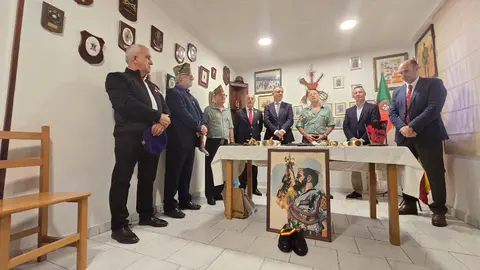 El presidente de la Hermandad de Antiguos Legionarios de Vigo, Pedro H. Bono, con el concejal vigués, Ángel Rivas y el diputado autonómico, Miguel Fidalgo, en la entrega de distinticiones en el 105 aniversario de la Legión y el 54 de la Hermandad viguesa.