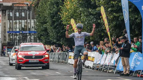 El valenciano Enrique Maranchón (Picusa Academy) levanta los brazos en la meta de Noia, culminando una exhibición en solitario que le dio la victoria en el III Trofeo Portus Apostoli y el premio de la Montaña.