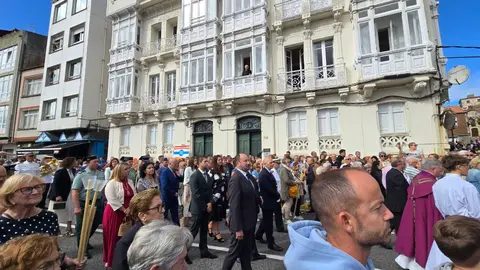 El director de Turismo de Galicia, Xosé M. Merelles, participó en la procesión.  R. LEDO.
