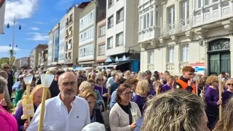 La devoción al Nazareno se muestra en esta procesión de asistencia multitudinaria.