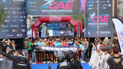 2.000 razóns para sorrir! Así de vibrante foi a chegada á meta da Interrunning no Porriño, unindo deporte, empresas e compromiso social. Parabéns a todos!