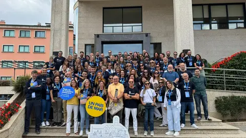 Profesionales del sector turístico, tras asistir a la presentación de 'Un País de Mar' en Sanxenxo. La ruta, accesible e inclusiva, ofrece un nuevo modelo de turismo marítimo-pesquero que estará disponible a partir de septiembre de 2025.