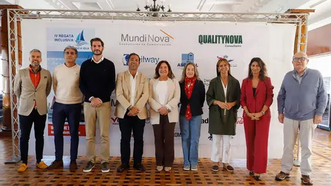 Mesa de presentación da IV Regata Inclusiva "Vigo a Vela" no Real Club Náutico de Vigo. A delegada da Xunta, Ana Ortiz (centro), xunto a representantes do Náutico, Mundinova, Coca-Cola Europacific Partners, Banco Sabadell, Hotel Attica21 Samil e Sailway, entidades que impulsan o evento pola inclusión.