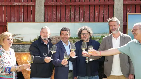 Brindis entre el presidente de la Diputación, Luis López, y los organizadores del Videa Fest, celebrando el éxito y el compromiso con la cultura de la provincia.