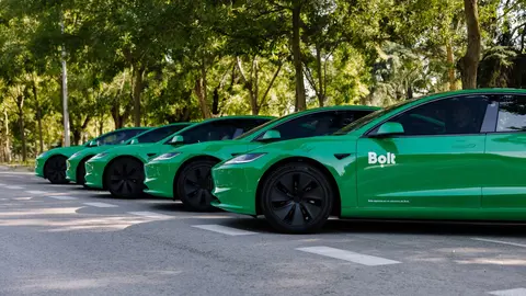 Coches con el logo de Bolt listos para iniciar sus servicios en A Coruña.