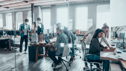 Oficina donde se crean estrategias de comunicación para conectar empresas.