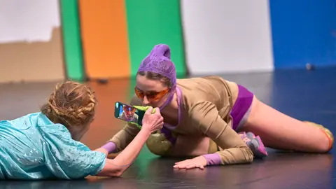 La Ribot Ensemble
DIEstinguished.


Dirección y concepto: La Ribot
Intérpretes: Piera Bellato, Eléonore Bovet, Olivia Csiky Trnka, Jean-Nicolas Dafflon, Mathilde Invernon, Alex Landa Aguirreche, Lisa Laurent, Thami Manekehla, Erin O’Reilly, Ludovico Paladini

TEATROS DEL CANAL fotografiado por el fotografo Pablo Lorente