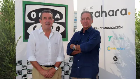 José Suárez Mora, presidente del Grupo Azahara, y Jaime Ortuño, director de Onda Cero Huelva, sellan el acuerdo de colaboración para la IV edición de la Feria del Vino y el Mar, VIMAR.
