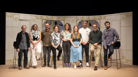 Todo el equipo de la producción se une en el escenario para celebrar el estreno de la obra. © Vanessa Rabade_