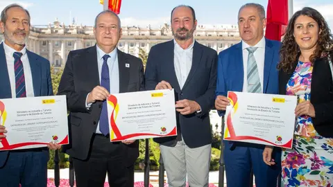 Todo el equipo de la producción se une en el escenario para celebrar el estreno de la obra.