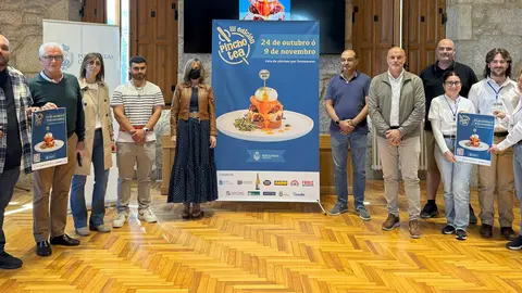 A alcaldesa de Ponteareas, Nava Castro, xunto ao concelleiro de Comercio, Ricardo González, e representantes da hostalería local na presentación da nova edición do roteiro de petiscos "Pinchotea" 2025.