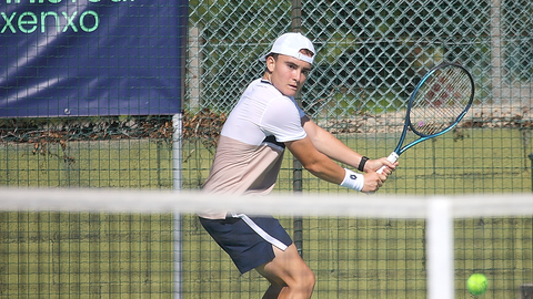 Eudald González en plena acción durante el partido más largo del día en el ITF Junior de Sanxenxo. El catalán luchó más de tres horas para avanzar a cuartos de final.
