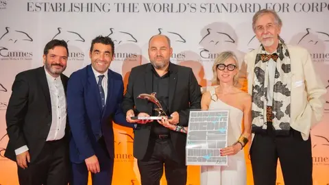 Luis López no escenario de Cannes (Francia), recollendo o premio que consolida a campaña “Cando Volves?” como unha das máis exitosas da historia das Rías Baixas.